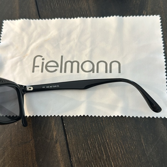 Black sunglasses with sleek design and protective case - Picture 5 of 7